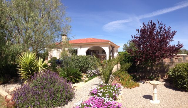 Lovely Simple House and Gardens In Lliria