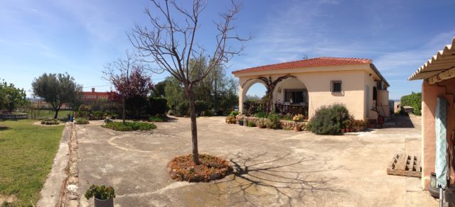 Lovely Simple House and Gardens In Lliria