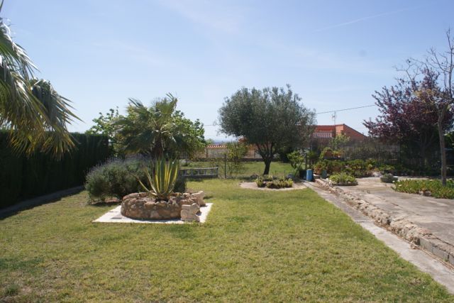 Lovely Simple House and Gardens In Lliria