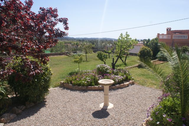 Lovely Simple House and Gardens In Lliria