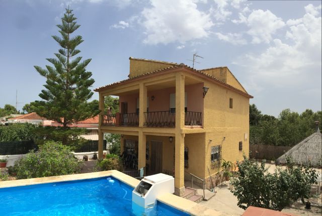 Large Olocau Property With Fronton Court