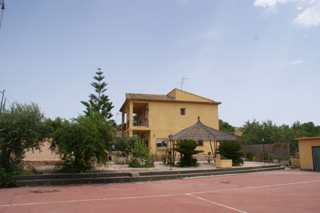 Large Olocau Property With Fronton Court