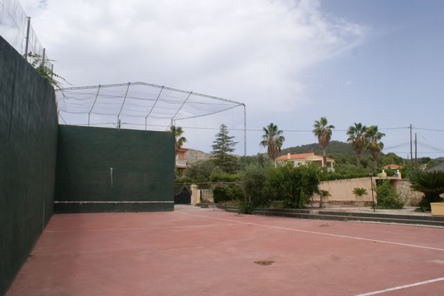 Large Olocau Property With Fronton Court