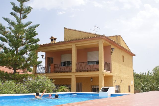 Large Olocau Property With Fronton Court