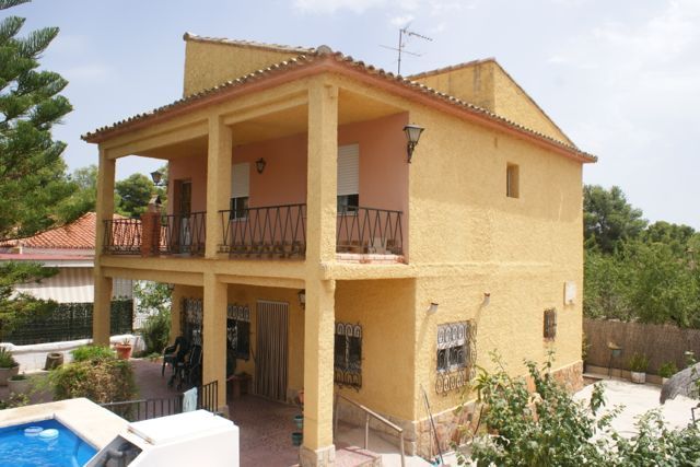 Large Olocau Property With Fronton Court