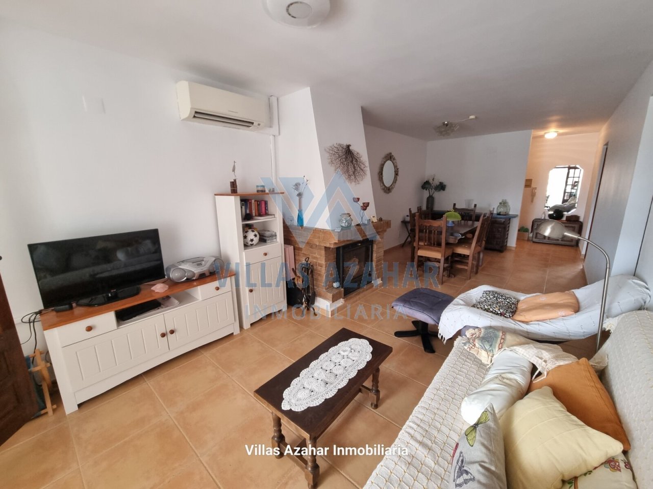 Ambiance chaleureuse avec cheminée - Oasis de détente climatisée!