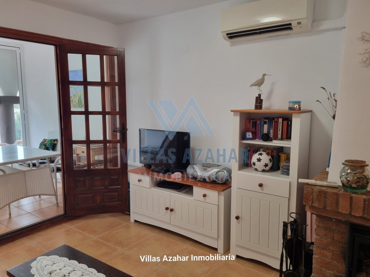 Confort dans un espace réduit : unité d'habitation intelligente avec climatisation et ambiance charmante de séparateur de pièce