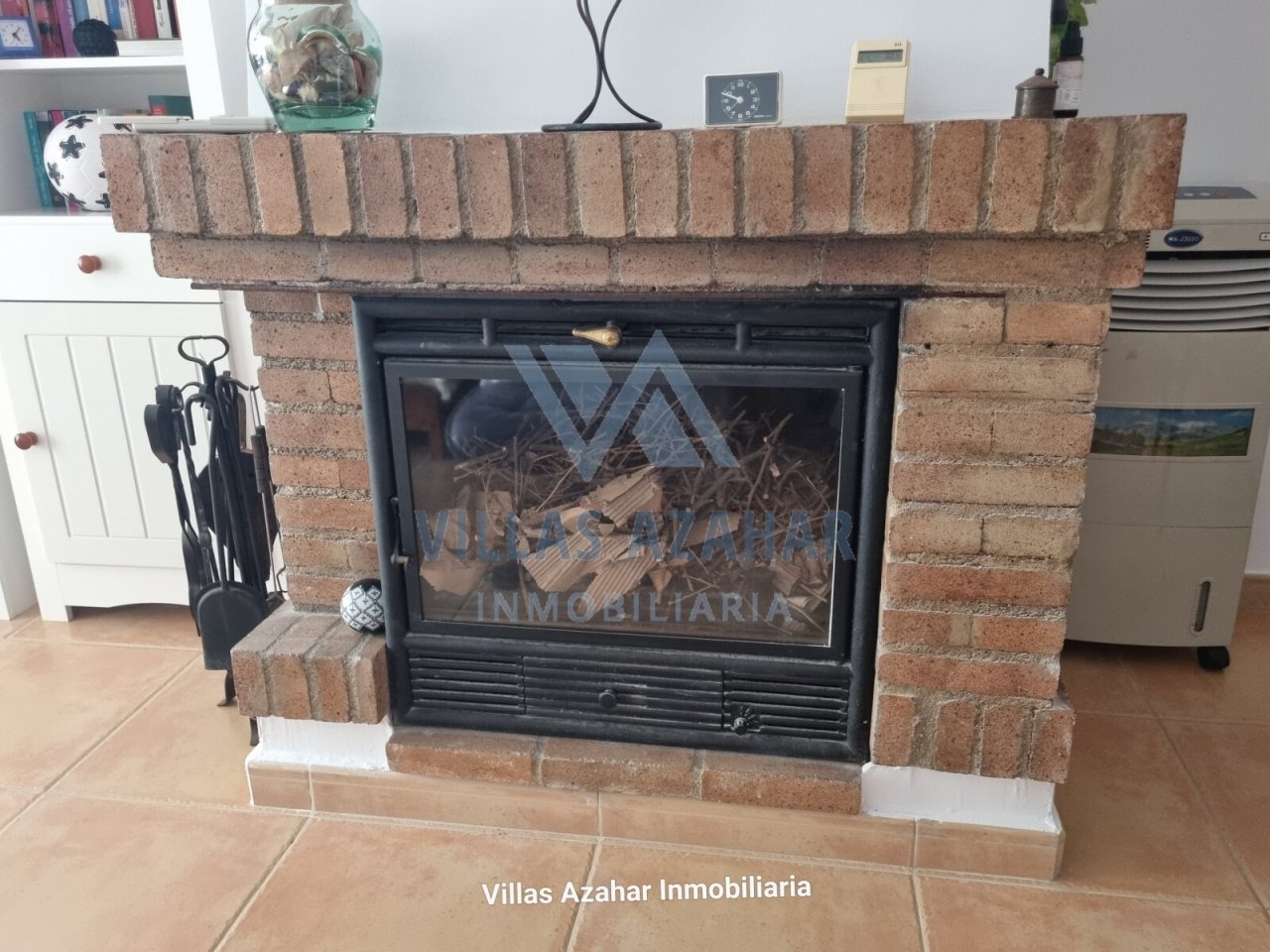 Pas de modifications dans le texte !Cheminée en briques conviviale avec vitre de visualisation - chaleur et charme en un seul!