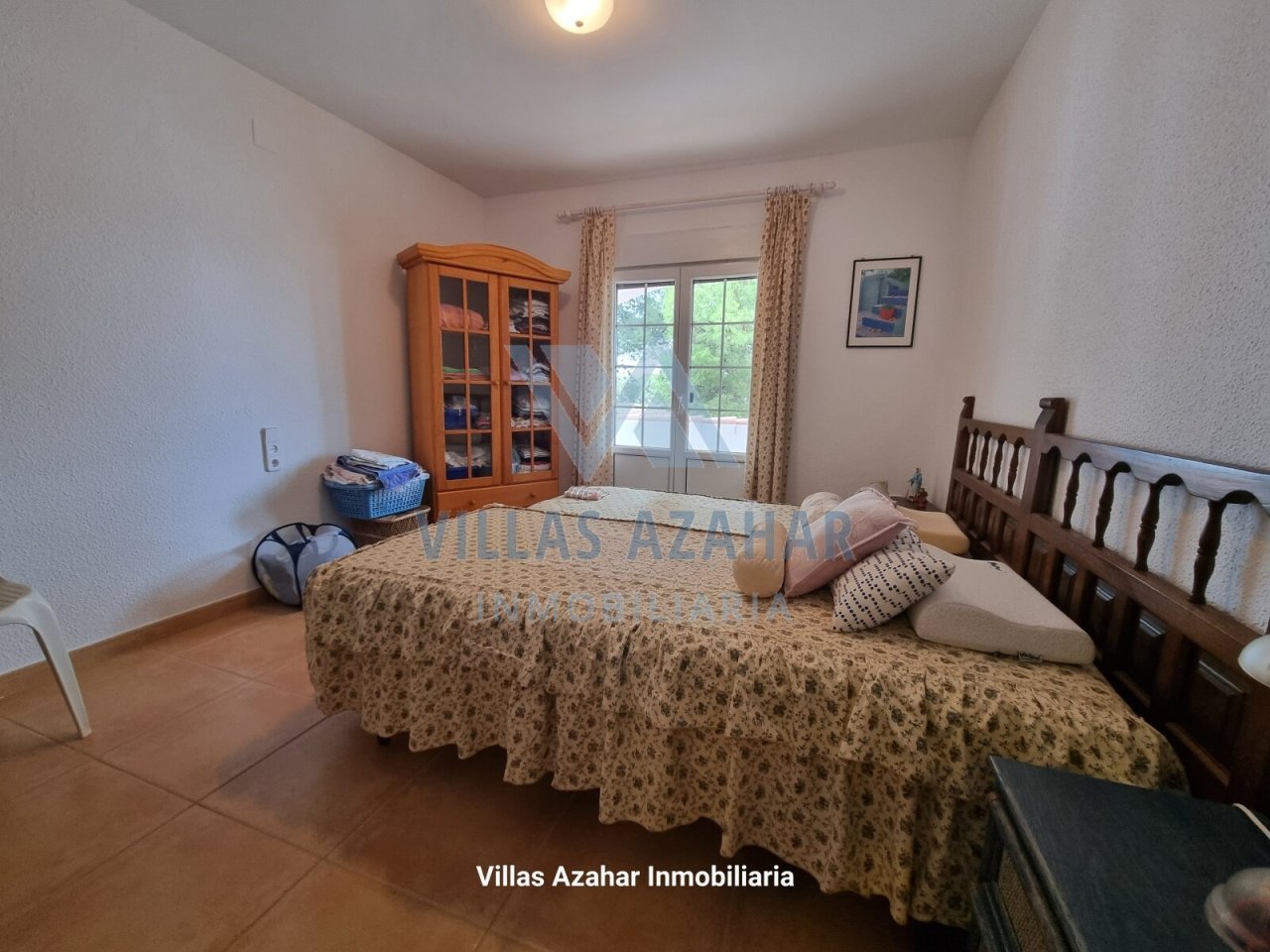 Chambre lumineuse avec vue sur le jardin et un élégant point focal en vitrine en bois