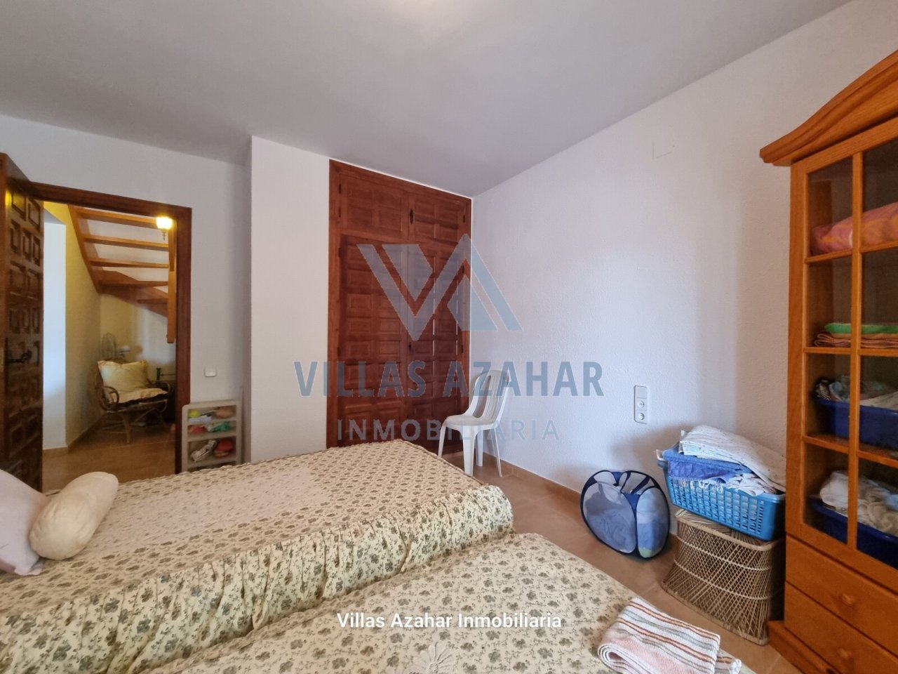 Chambre charmante avec porte en bois rustique et escalier intégré - utilisation maximale de l'espace grâce à un ameublement astucieux!