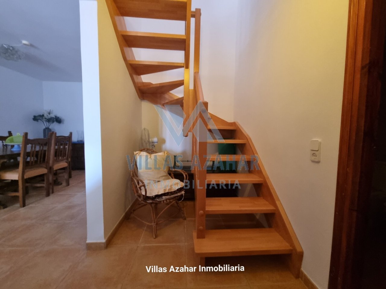 Escalier en bois baigné de lumière avec une conception ouverte - relie élégamment et modernement les étages !