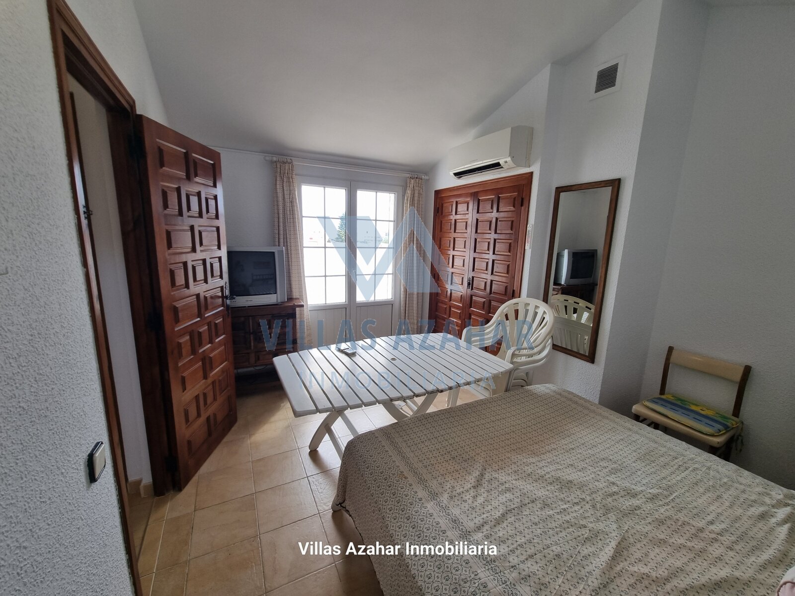 Confort absolu : chambre climatisée avec un charme ancien et une disposition pratique des pièces Confort absolu : chambre climatisée avec un charme ancien et une disposition pratique des pièces