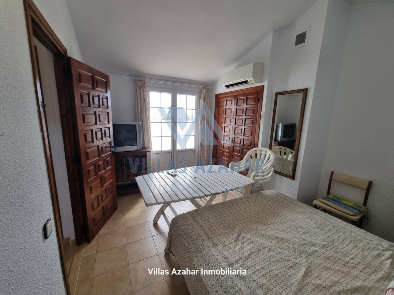 Confort absolu : chambre climatisée avec un charme ancien et une disposition pratique des pièces