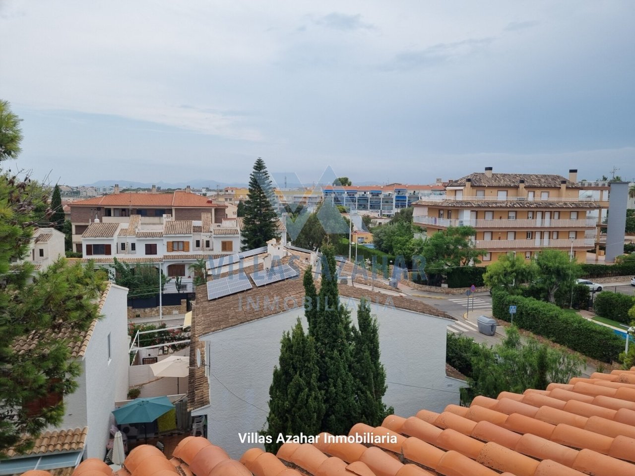 Oasis urbain durable avec vue panoramique sur l'architecture méditerranéenne
