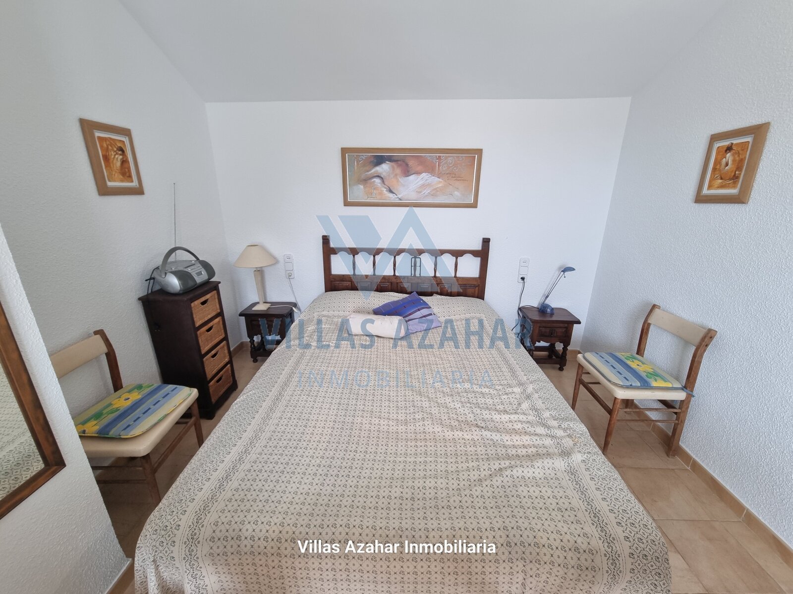 Chambre charmante avec une disposition harmonieuse et un mobilier en bois classique - votre oasis de paix personnelle avec du caractère! Chambre charmante avec une disposition harmonieuse et un mobilier en bois classique - votre oasis de paix personnelle avec du caractère!