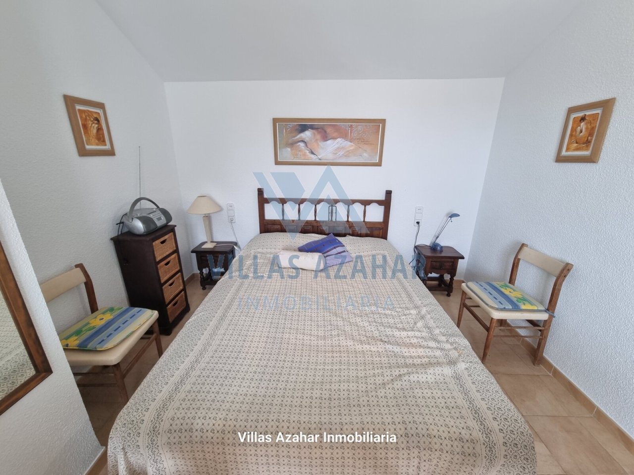 Chambre charmante avec une disposition harmonieuse et un mobilier en bois classique - votre oasis de paix personnelle avec du caractère!