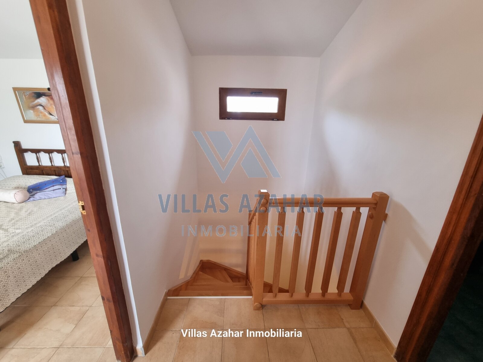 Pas d'ajouts dans le texte !Escalier en bois élégant avec lumière naturelle - Relie les étages avec un design charmant Pas d'ajouts dans le texte !Escalier en bois élégant avec lumière naturelle - Relie les étages avec un design charmant