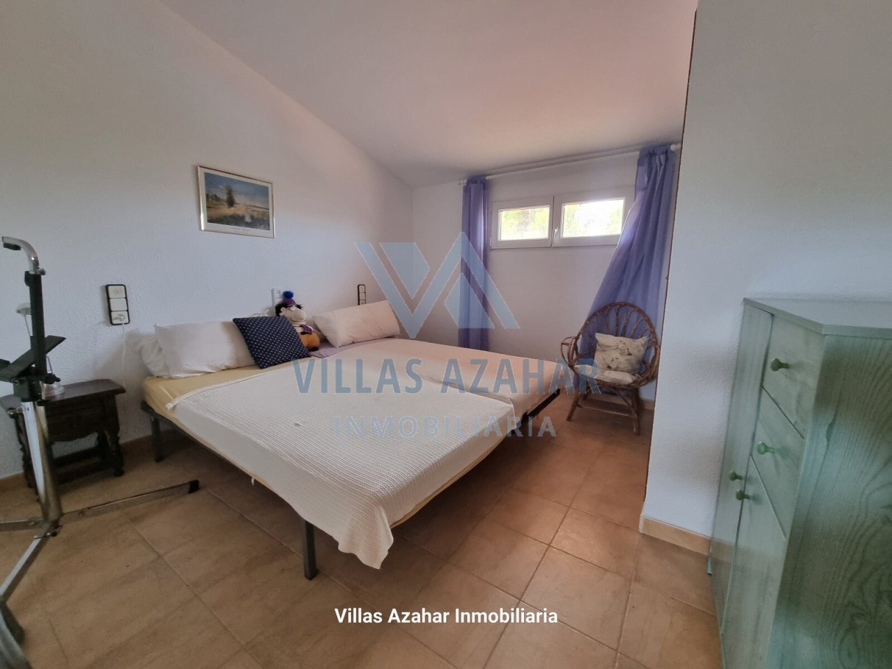 Chambre lumineuse avec fenêtres panoramiques et disposition spacieuse - votre refuge avec un facteur de bien-être !