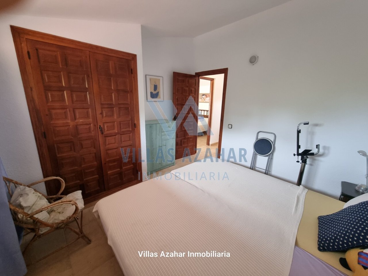 Chambre spacieuse avec des portes en bois élégantes et un placard intégré pratique - plus de rangement, c'est impossible!