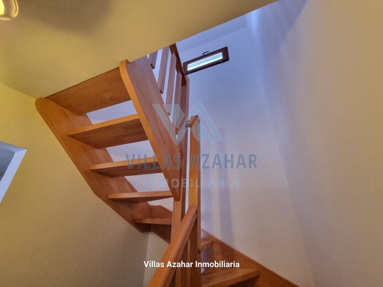 Escalier en bois élégant avec une architecture lumineuse - Relie les étages avec chaleur naturelle et design