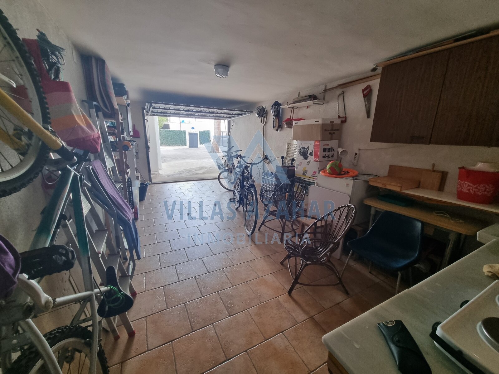 Garage multifonctionnelle avec espace pour vélo et station de travail pratique - utilisation optimale dans un espace réduit ! Garage multifonctionnelle avec espace pour vélo et station de travail pratique - utilisation optimale dans un espace réduit !