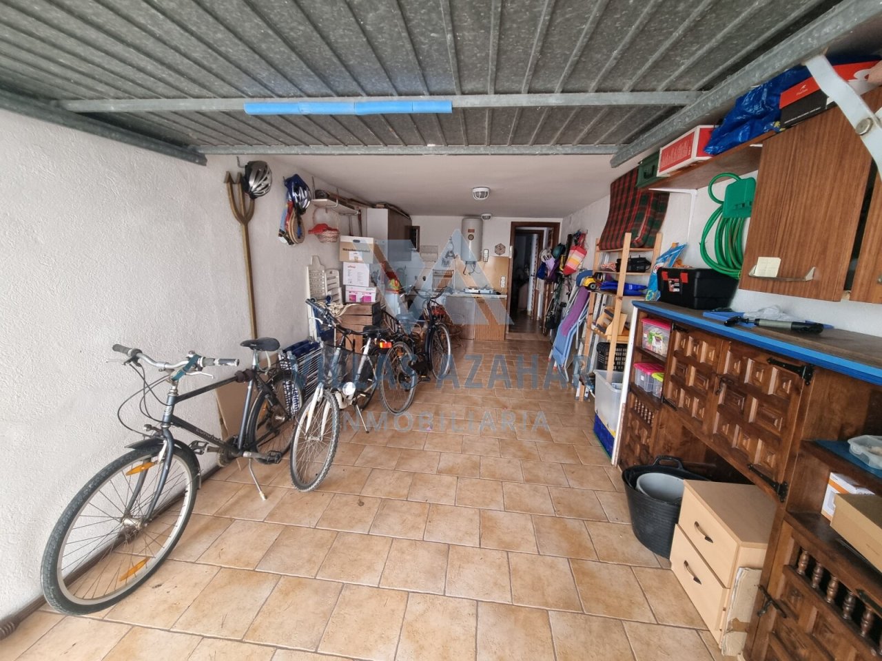 Garage multifonctionnelle avec solution de rangement optimale et stationnement pour vélos