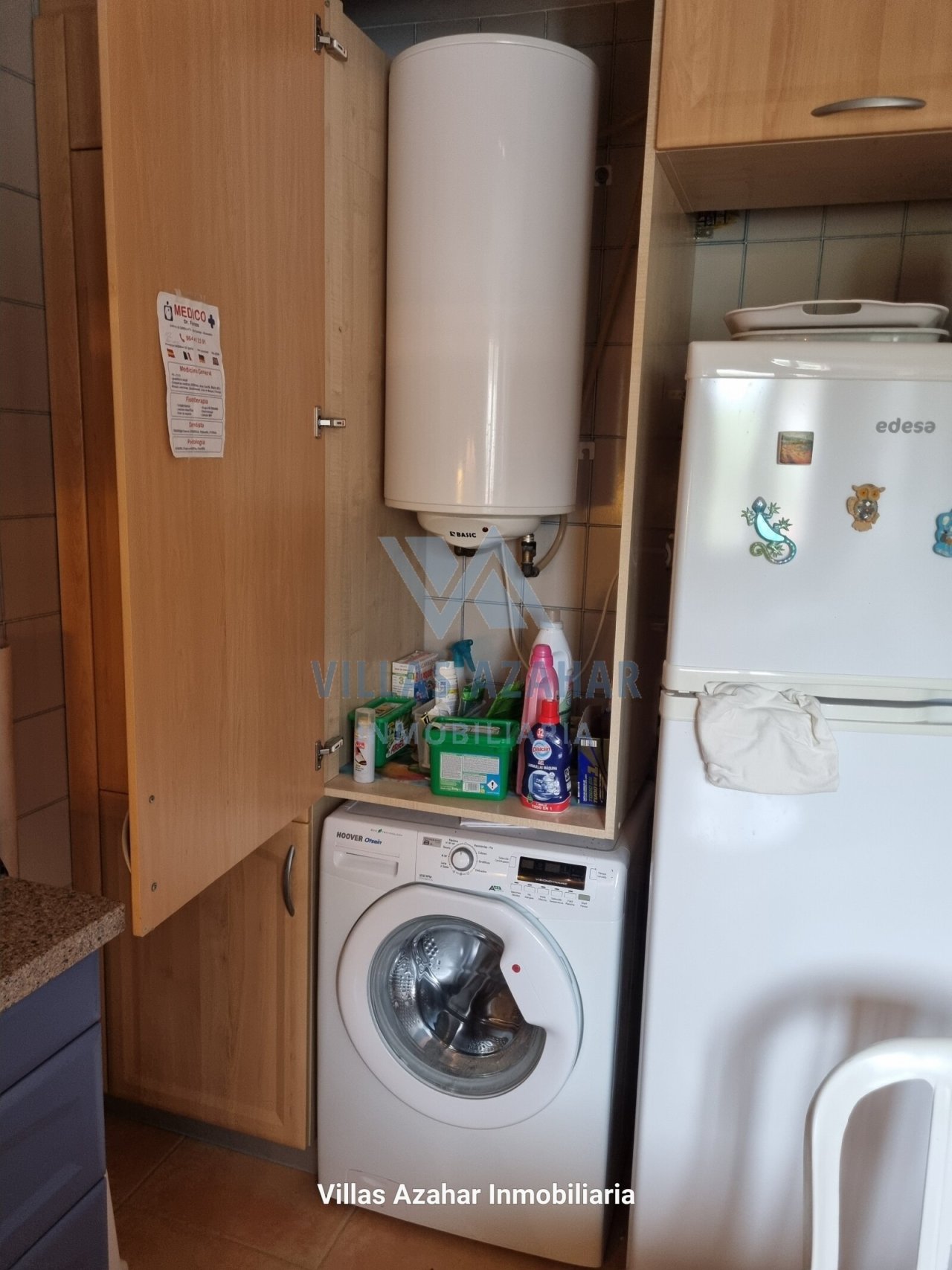 Pas de modifications dans le texte !Solution astucieuse pour la buanderie : compacte et fonctionnelle avec un chauffe-eau intégré !