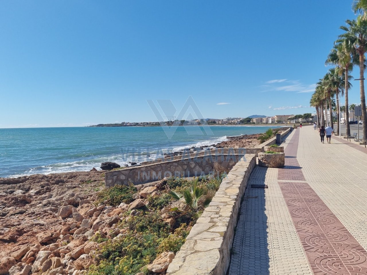 Un terrain côtier de rêve avec vue directe sur la mer et une promenade de luxe - votre bijou immobilier avec une vue imprenable !