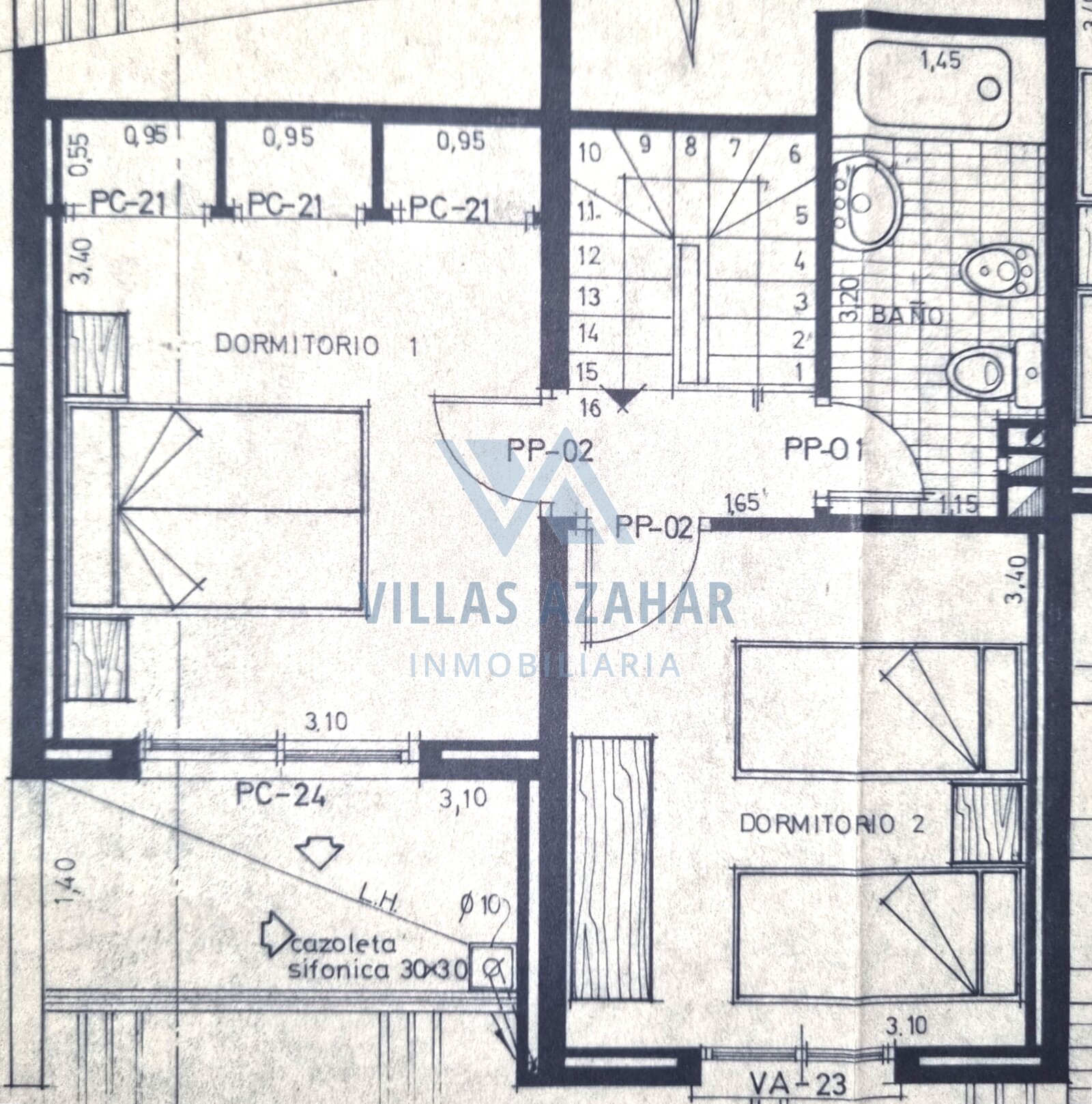 Plan bien pensé : appartement confortable de 3 pièces avec une disposition intelligente et un escalier pratique
