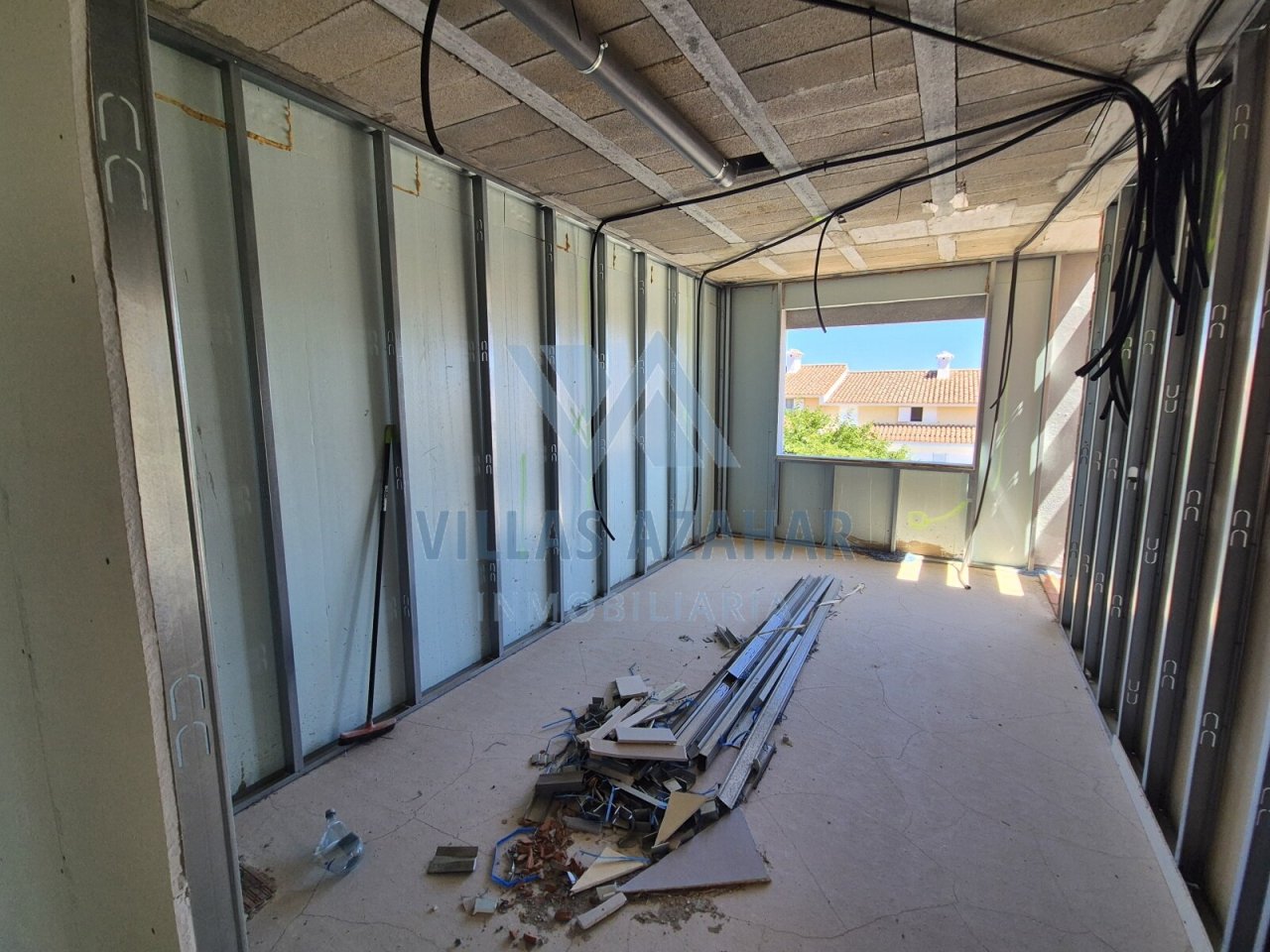 Diamant brut avec potentiel : pièce lumineuse avec vue sur le balcon qui attend votre touche personnelle !