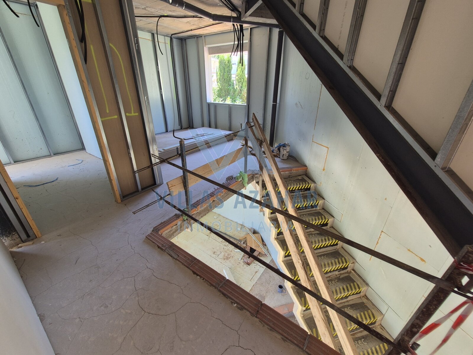 Architecture moderne avec une vue dégagée : construction d'escalier inondée de lumière dans une nouvelle construction innovante