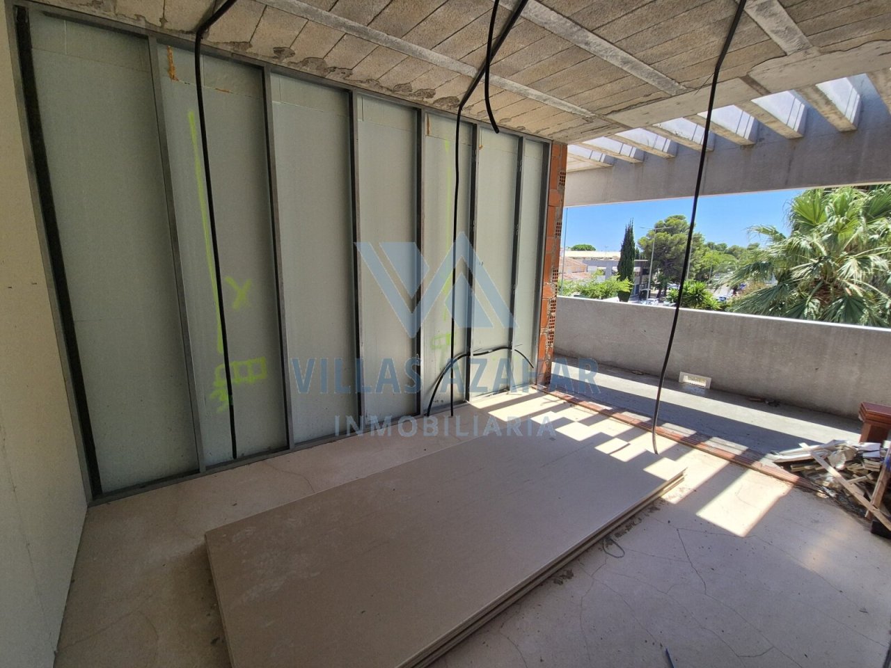 Structure brute lumineuse avec vue panoramique - Potentiel de conception personnalisé dans une architecture moderne!