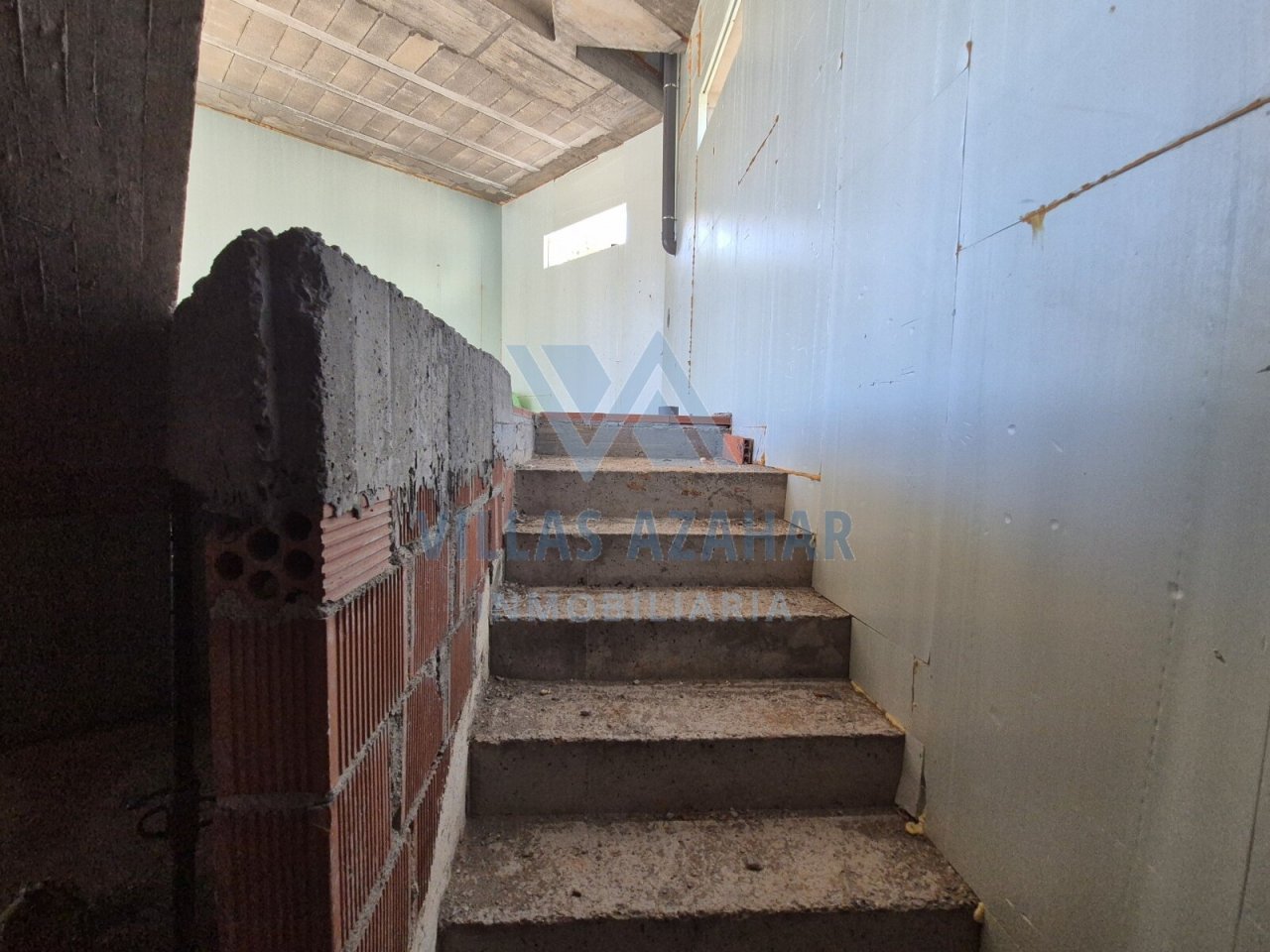 Escalier en béton robuste avec potentiel - Connexion solide entre les étages en phase de construction
