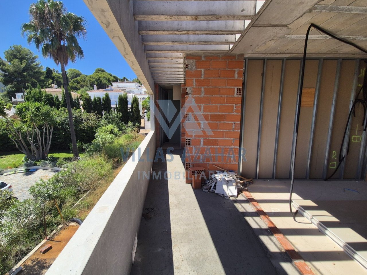 Construction brute avec une vue dégagée : architecture moderne dans un lieu de rêve méditerranéen