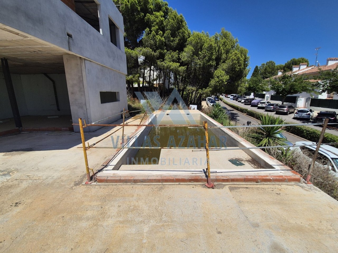 Aucun ajout dans le texte !Piscine exclusive en cours de construction avancée - Architecture moderne avec une vue dégagée !