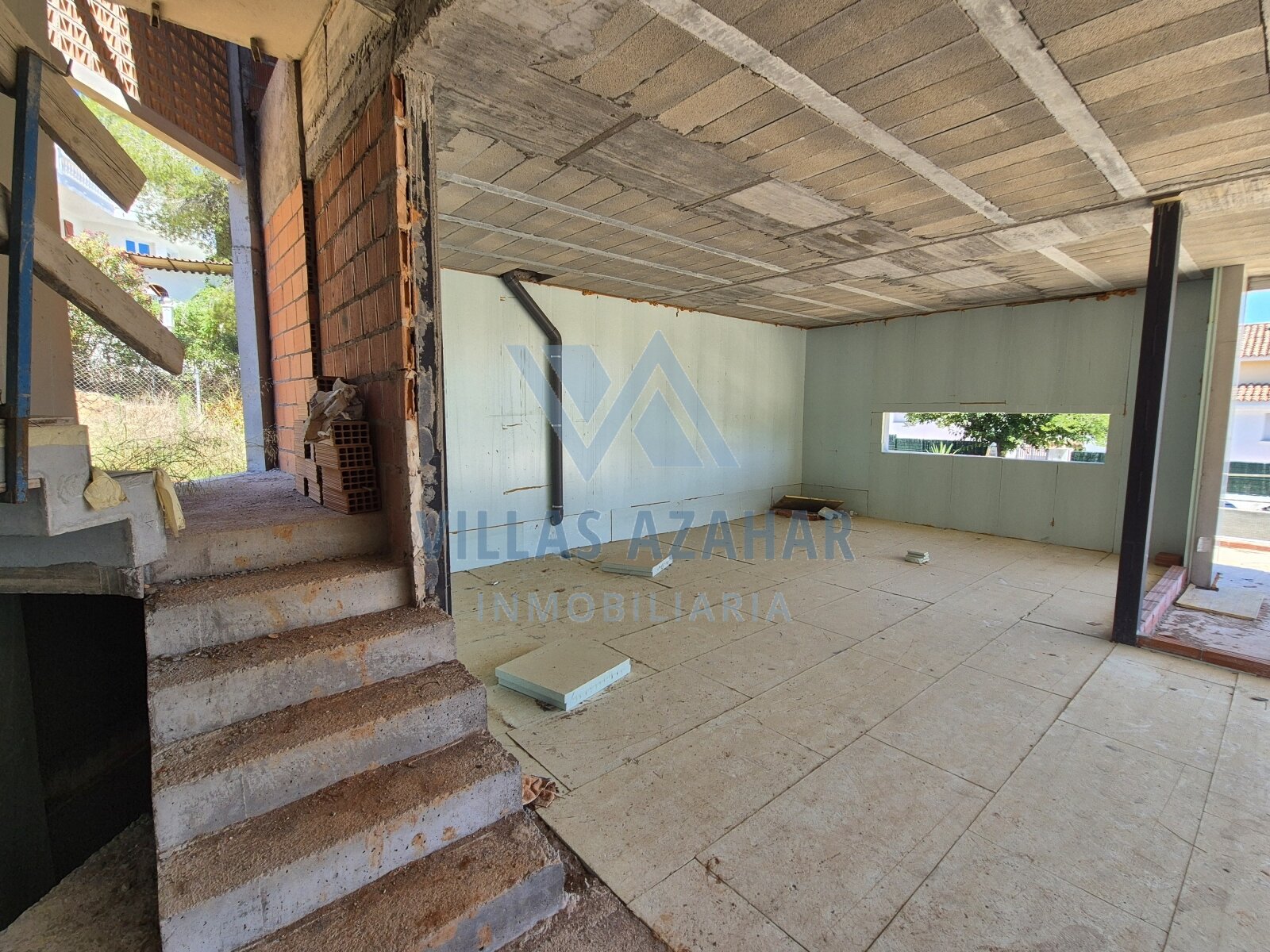 Diamant brut avec potentiel : nouvelle construction lumineuse avec plan flexible et escalier pour l'aménagement !