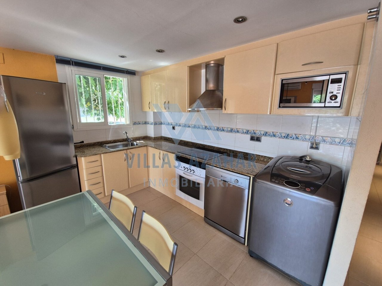 Cuisine équipée compacte avec tout le nécessaire - Efficacité moderne dans un espace réduit !