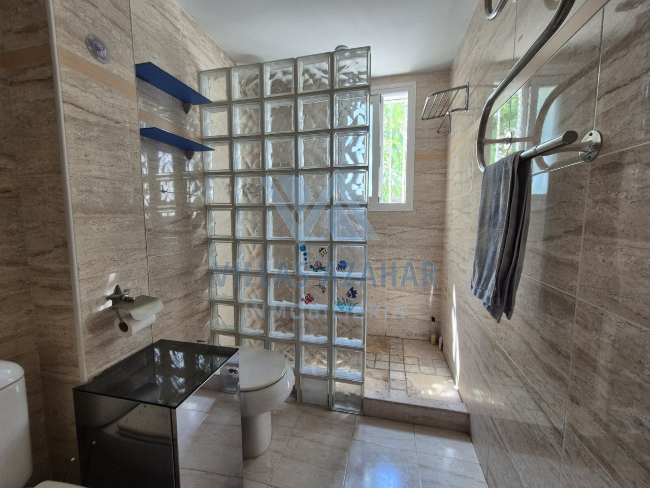 Oasis de bien-être baignée de lumière : Salle de bains moderne avec des éléments en verre design et un éclairage naturel