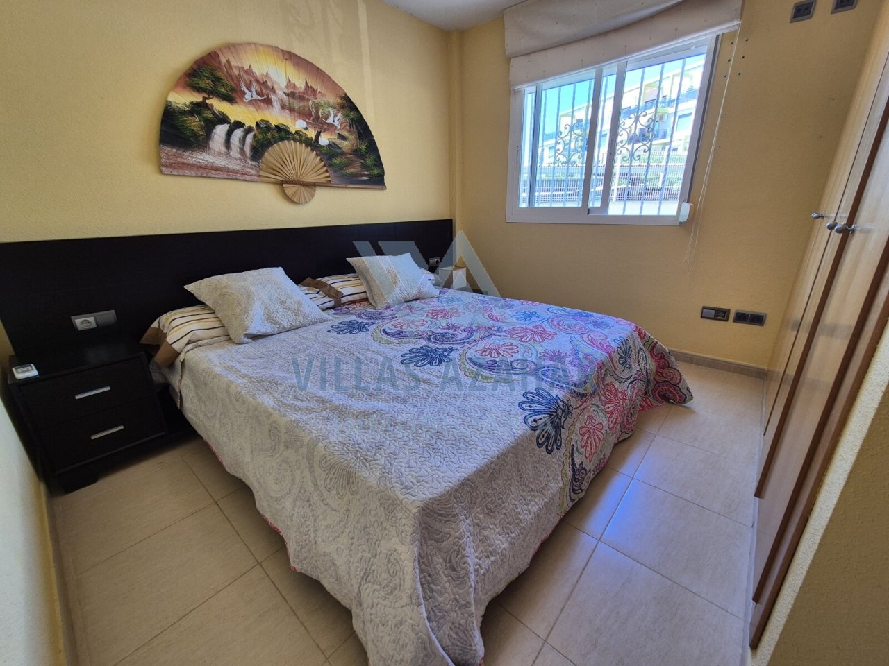 Chambre confortable avec placard intégré et grande façade de fenêtre - lumineuse et pratique!