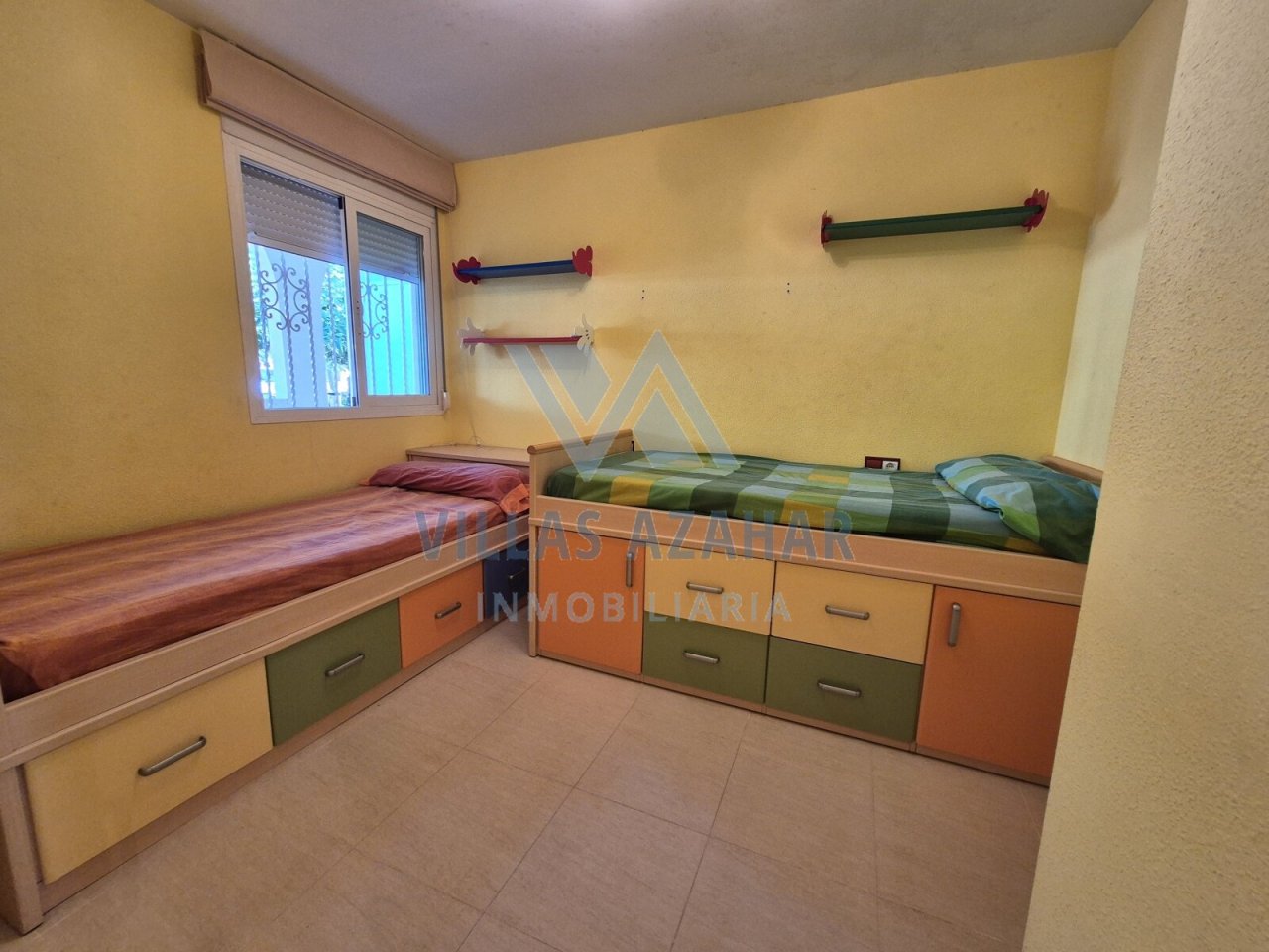 Chambre d'enfants astucieuse avec rangement intégré - Deux lits avec tiroirs pratiques et utilisation optimale de l'espace!