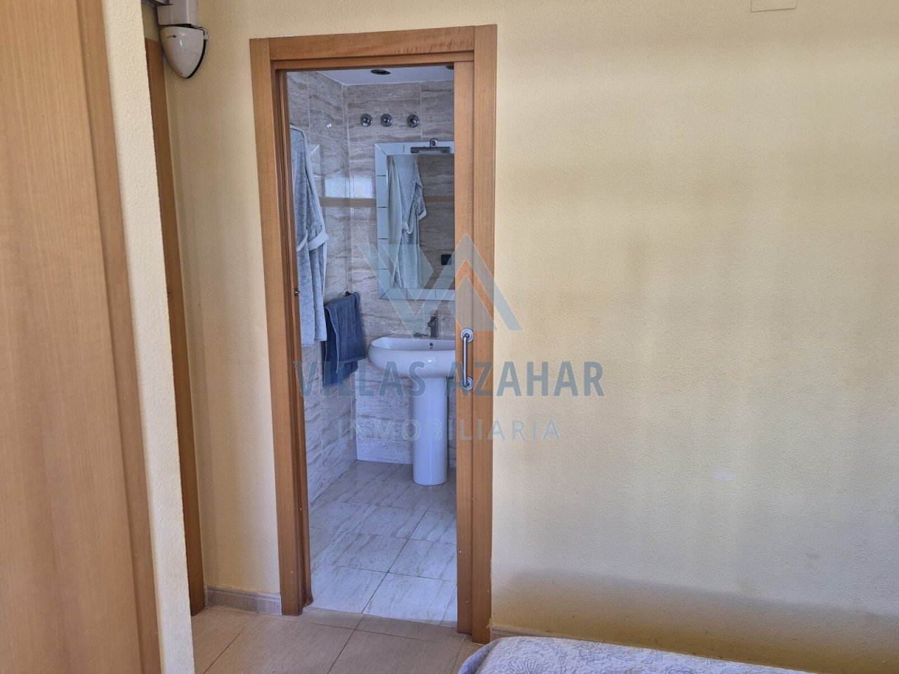 Salle de douche confortable avec porte en verre de haute qualité et cadre en bois élégant - votre refuge de bien-être privé !