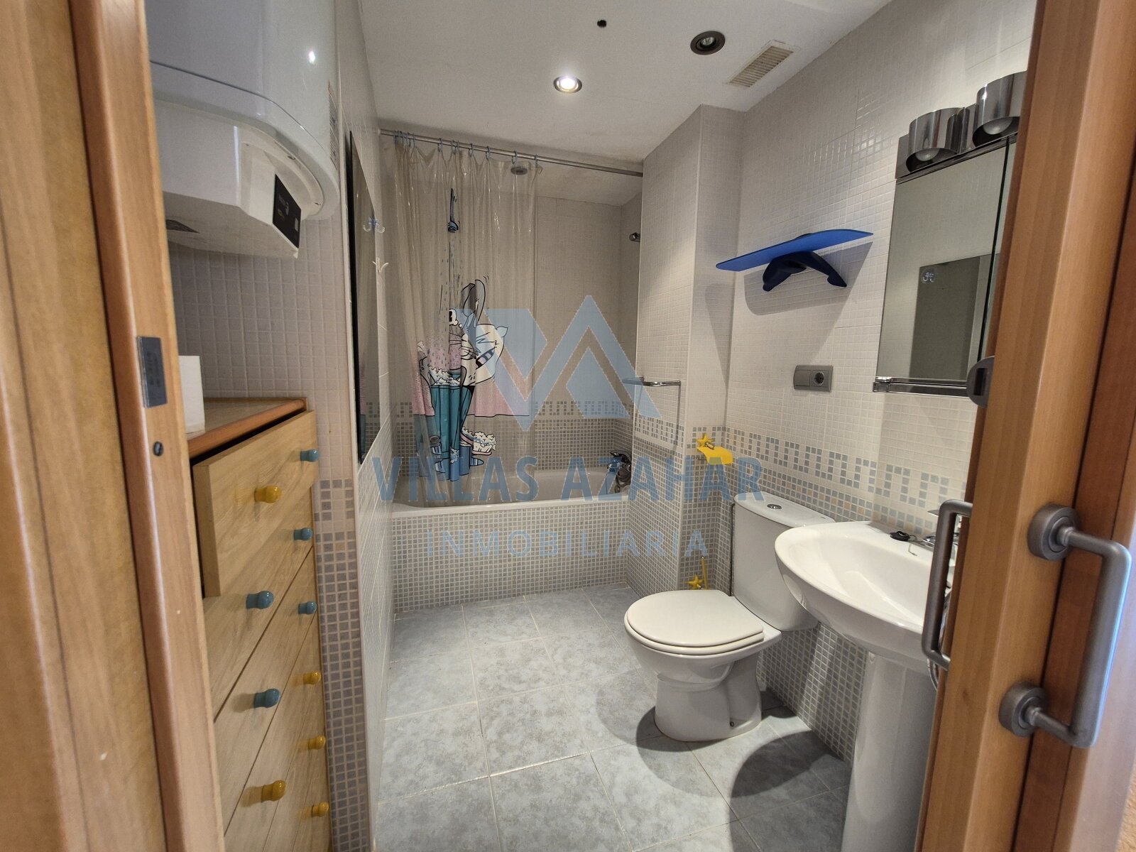 Bien-être compact : utilisation intelligente de l'espace avec douche intégrée et solution de rangement astucieuse ! Bien-être compact : utilisation intelligente de l'espace avec douche intégrée et solution de rangement astucieuse !