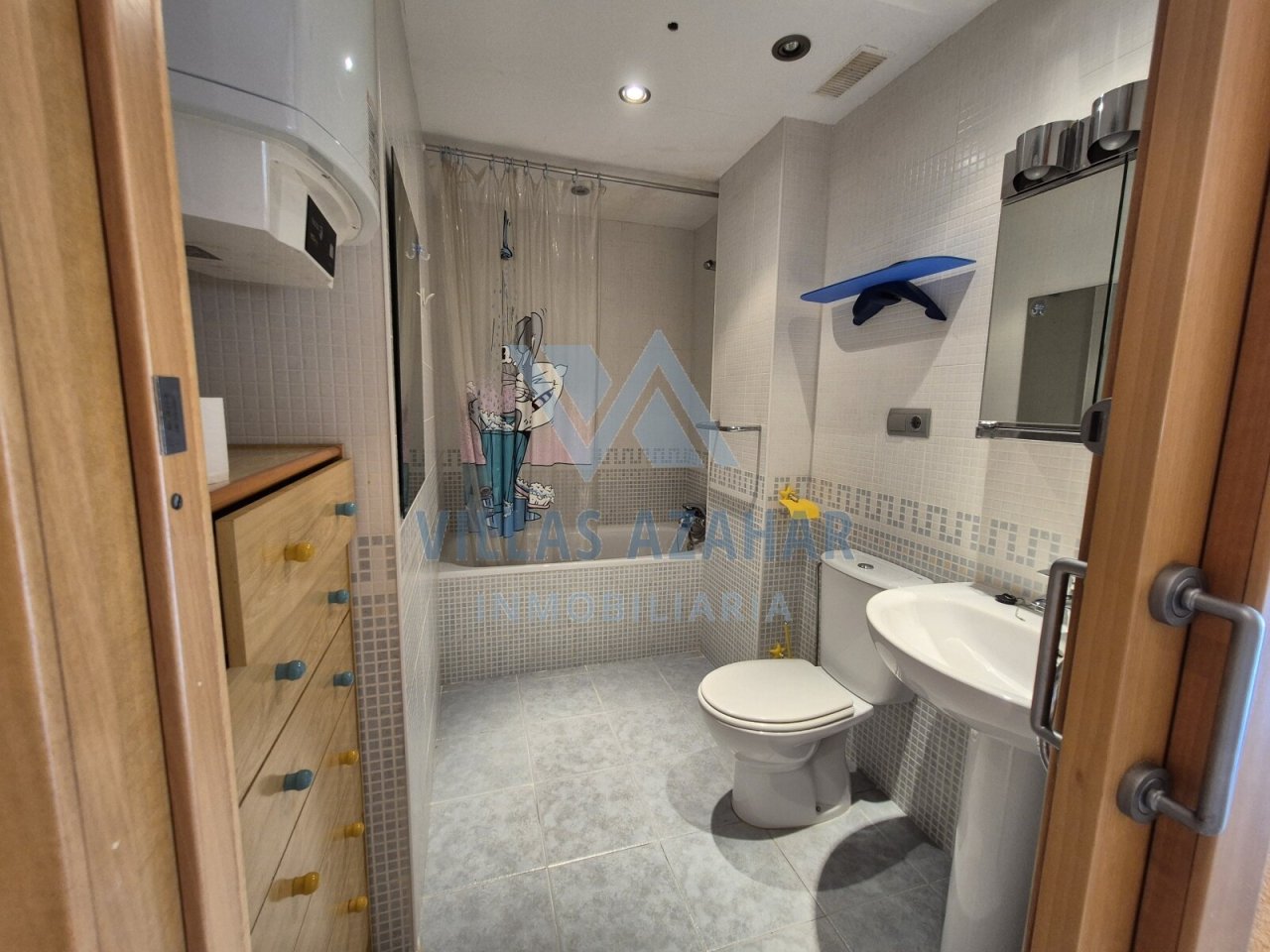 Bien-être compact : utilisation intelligente de l'espace avec douche intégrée et solution de rangement astucieuse !