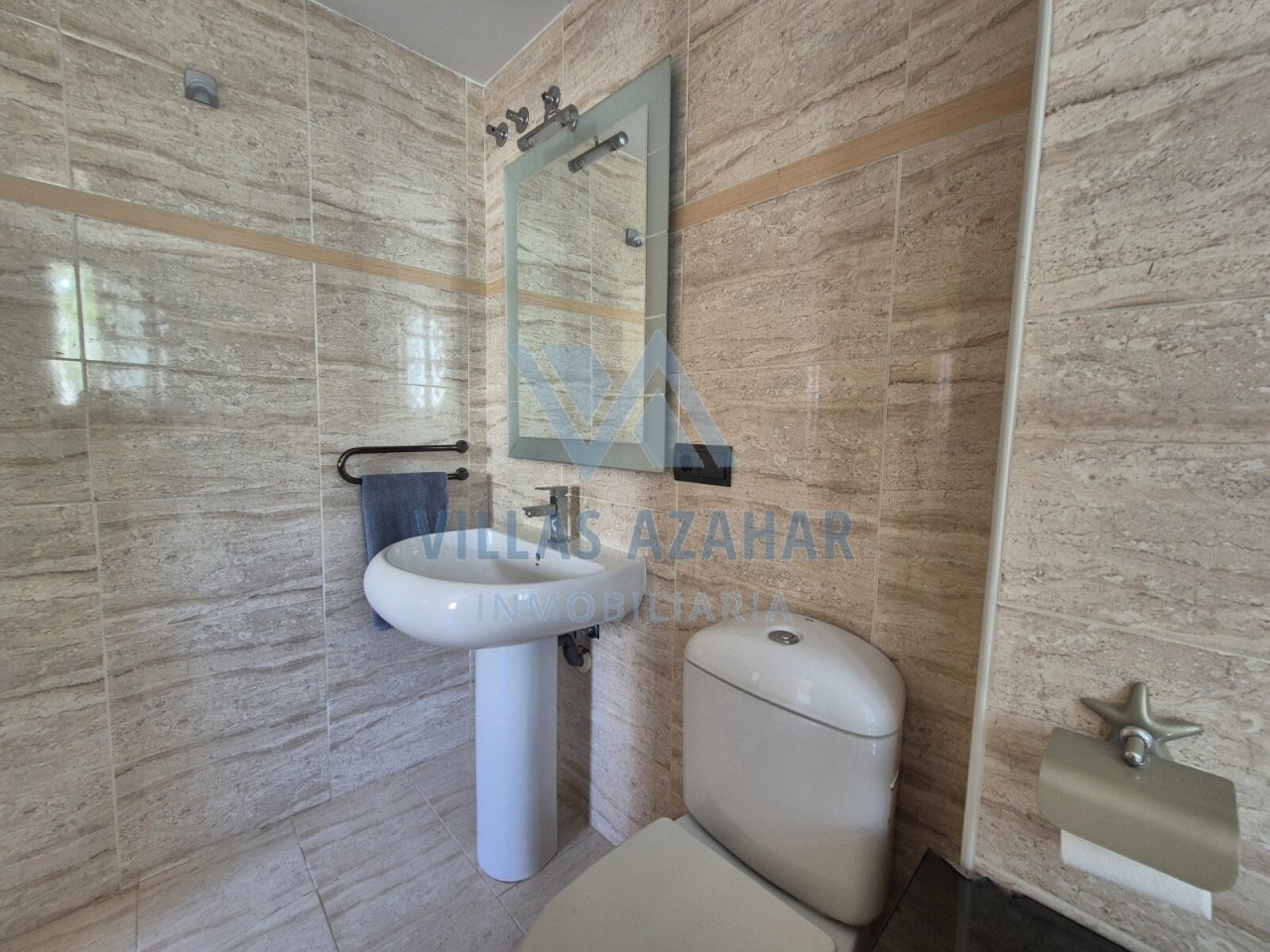 WC invité exclusif avec une élégante apparence en pierre naturelle et un équipement moderne