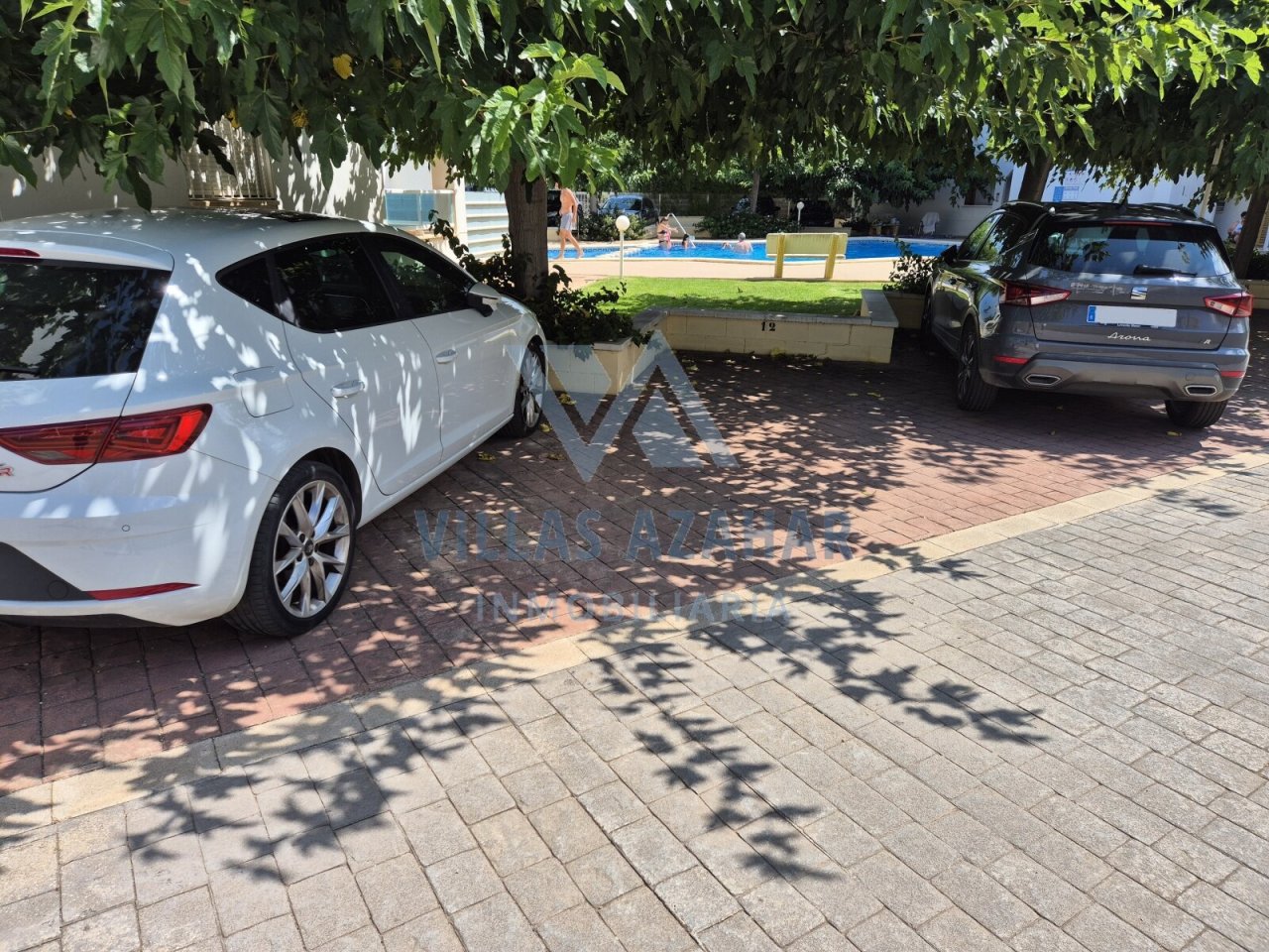 Parkings confortables avec vue sur la piscine - votre lieu de vacances avec une ambiance charmante pour votre emplacement !